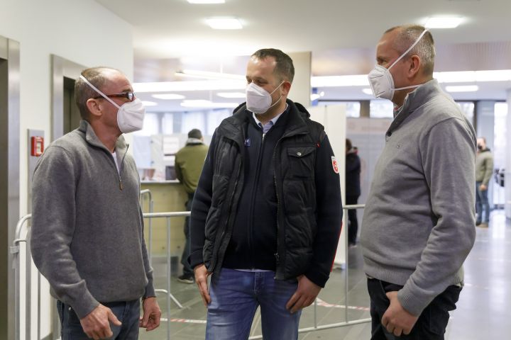 Fotografie: Zusammenarbeit von Ärzten, Rettungskräften und städtischen Beschäftigten (C) Bilddokumentation Stadt Regensburg Interview Richard Leberle - Besprechung