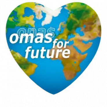 Weltkugel in Form eines Herzens. Mit Schrift: "Omas for Future"