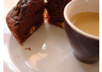 Kaffebecher und Kuchen