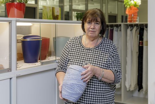 Fotografie – Kerstin Korb hält eine Urne in der Hand (C) Bilddokumentation Stadt Regensburg