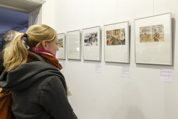 Besucherin betrachtet Bilder