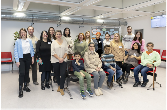 Fotografie: Gruppenbild der Teilnehmenden mit der Referentin 