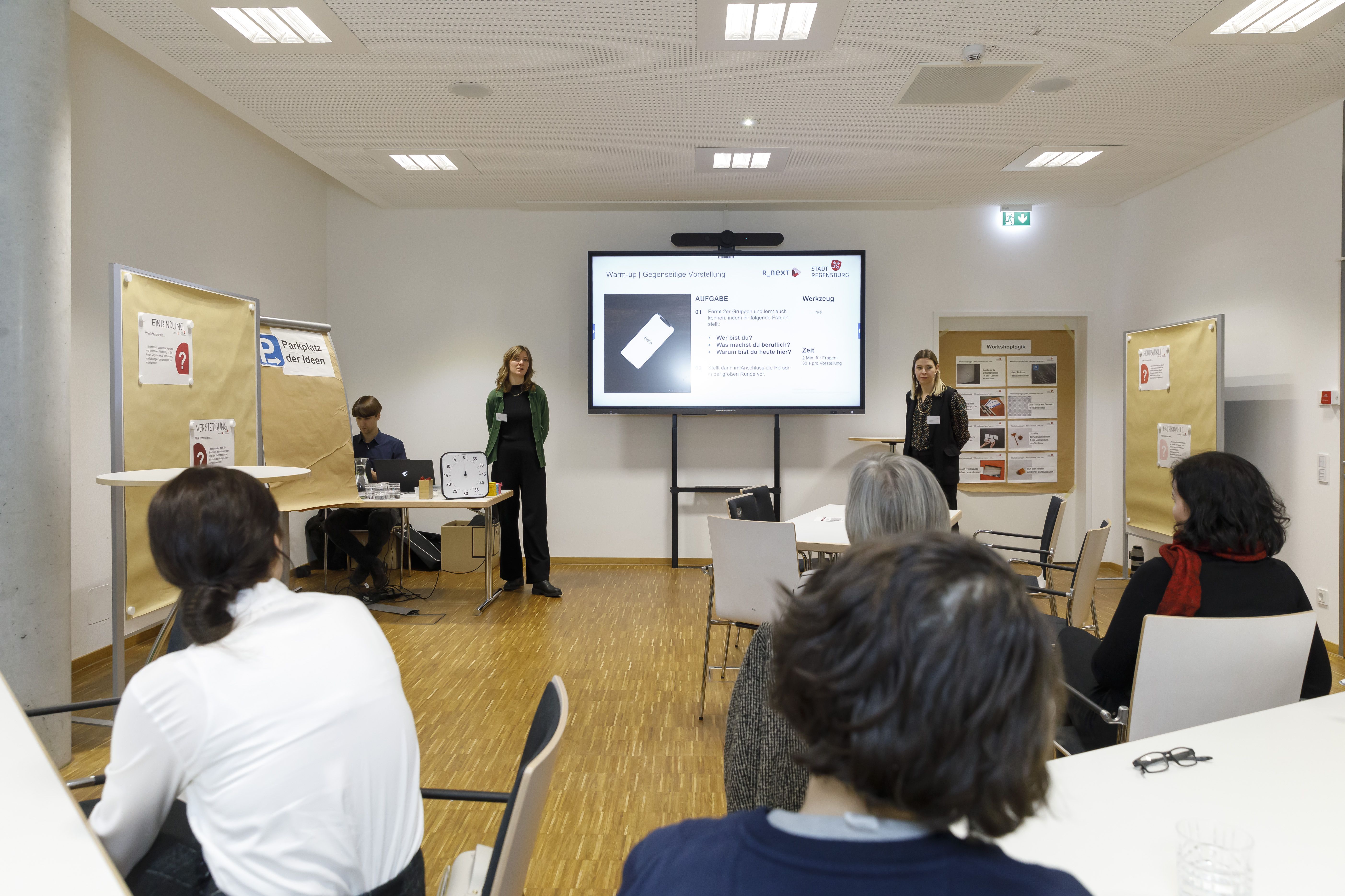 Caroline Hoffmann und Andrea Wöhrl vom R_NEXT-Team leiten einen Workshop, in dem sich die Teilnehmenden mit ko-kreativen Ansätzen für Kommunen beschäftigen. 