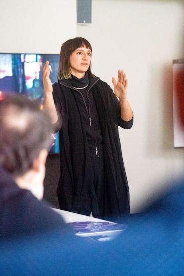 Fotografie - Frau stellt RE.LIGHT Künstler vor