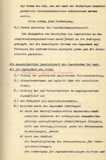 Zu sehen ist eine Seite aus dem Jahresbericht von 1925-27. Es geht um die Aufzählung der Aufgaben, mit dem das Jugendamt betraut ist: Das wären die Amtsvormundschaft für Einzelfälle; der Vollzug der gerichtlich angeordneten Fürsorgeerziehung; die Mithilfe bei den Polizeibehörden in Angelegenheiten Jugendlicher; die Mithilfe bei den Polizeibehörden in Angelegenheiten Jugendlicher; die Tätigkeit des Gemeindewaisenrates; die vorbeugende Gesundheitsfürsorge schulpflichtiger Minderjähriger; die Geschäftsführung des Ortsausschusses für Lichtspielvorführungen, die Genehmigung für Jugendvorstellungen im Kino und der Vollzug der Bestimmungen über die Fahrpreisermäßigungen zugunsten der Jugendpflege.                                                                