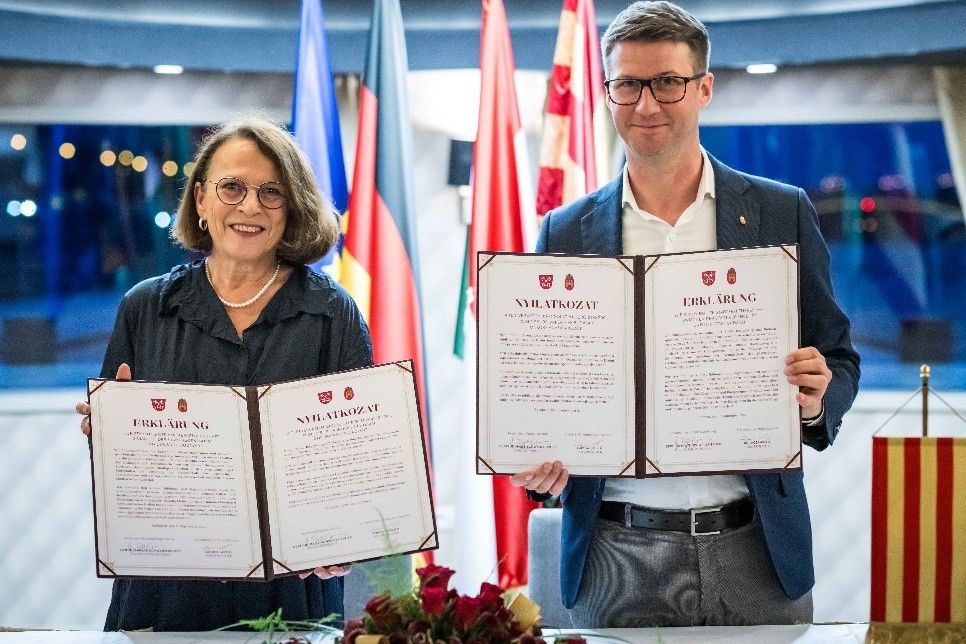 Oberbürgermeisterin Gertrud Maltz-Schwarzfischer und Bürgermeister László Böröcz.