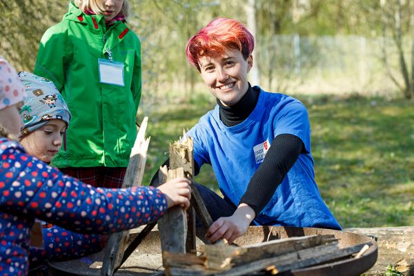 Fotografie - Ferienbetreuer - junge Frau mit Kindern 