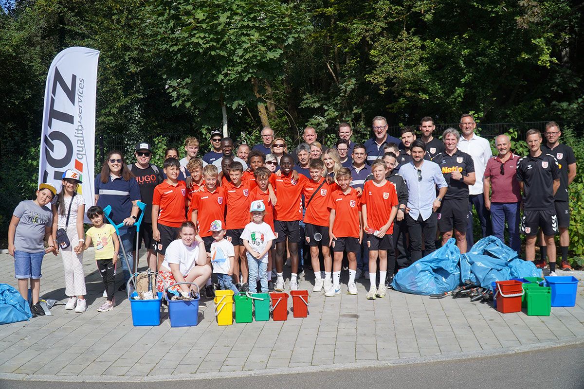 Fotografie - Jahn Cleanup Day - Gruppenbild mit den Teilnehmenden an der Aktion