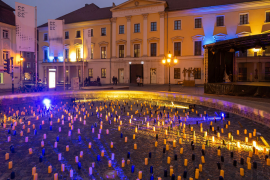 Fotografie: Kerzen stehen im leeren Brunnen am Bismarckplatz