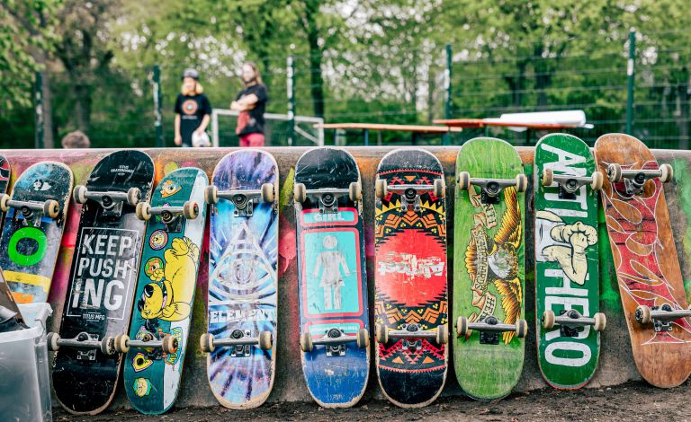 Skateboards an Bowl angelehnt auf dem Skatepark