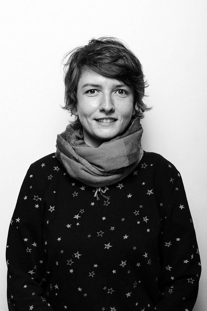 Fotografie – Portrait Erna Oklapi (schwarz/weiß)