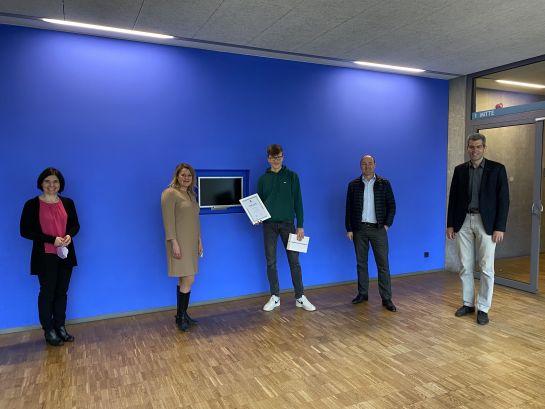 Foto mit den Teilnehmer:innen an der Preisverleihung „Wirtschaftswissen im Wettbewerb“ (C) Pfeifer S.