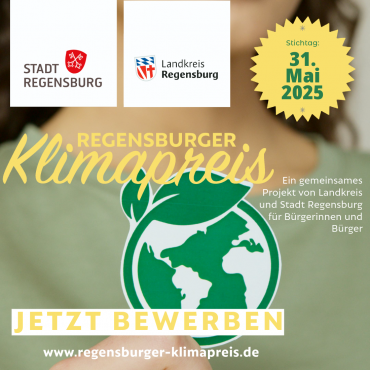 Das Bild ist Werbung für den Regensburger Klimapreis. Im Hintergrund ist eine verschwommene Person zu sehen, die einen Sticker in die Kamera hält. Der Sticker zeigt eine Erdkugel, die von einem Blattstiel umkreist wird. Der Blattstiel ist grün. Die Kontinente auf der Erdkugel sind ebenfalls grün und die Meeresoberflächen sind weiß.
Oben links im Bild ist das Logo der Stadt Regensburg zu sehen. In der Mitte oben ist das Logo des Landkreises Regensburg platziert. Oben rechts ist eine stilisierte gelbe Sonne zu sehen. Auf der Sonne steht in grüner Schrift "Stichtag: 31. Mai 2025".
Mittig auf dem Bild ist der Schriftzug "Regensburger Klimapreis" in gelber Schriftfarbe zu sehen.
Daneben und am rechten Rand steht in weißer Schrift "Ein gemeinsames Projekt von Landkreis und Stadt Regensburg für Bürgerinnen und Bürger".
Unten im Bild ist der Schriftzug "Jetzt bewerben" in gelber Farbe auf weißem Grund zu sehen. Darunter steht in weißer Schrift "www.regensburger-klimapreis.de".