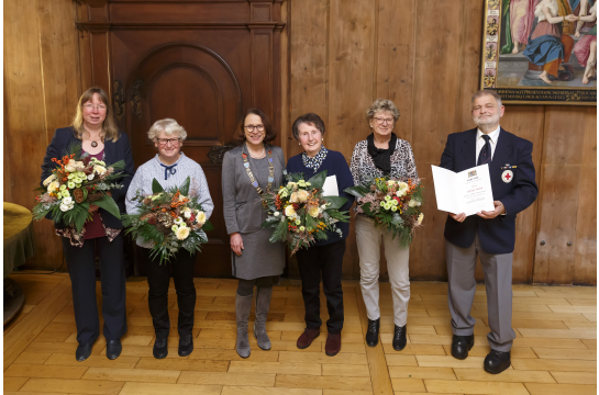 Fotografie: Oberbürgermeisterin Gertrud Maltz-Schwarzfischer mit den Geehrten