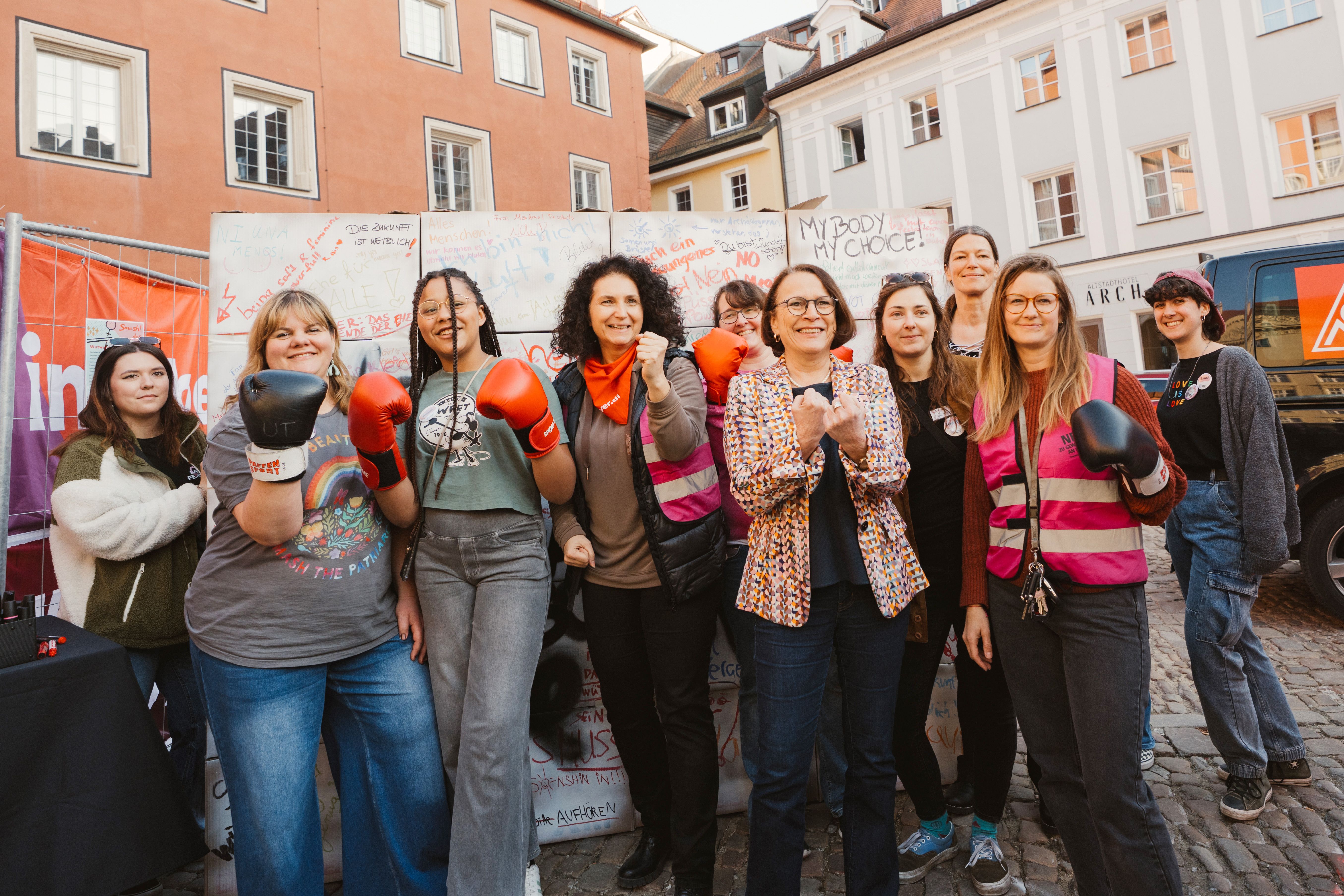 Die Organisatorinnen vor der Wutwand 