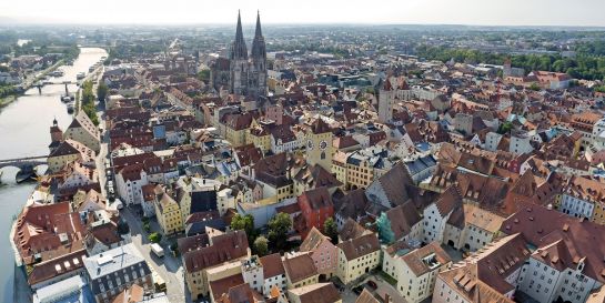Fotografie –  Blick über die Altstadtdächer (C) Bilddokumentation Stadt Regensburg, Stefan Effenhauser
