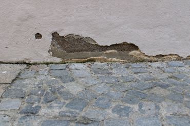 Die Fotografie zeigt eine verschlissene Wand