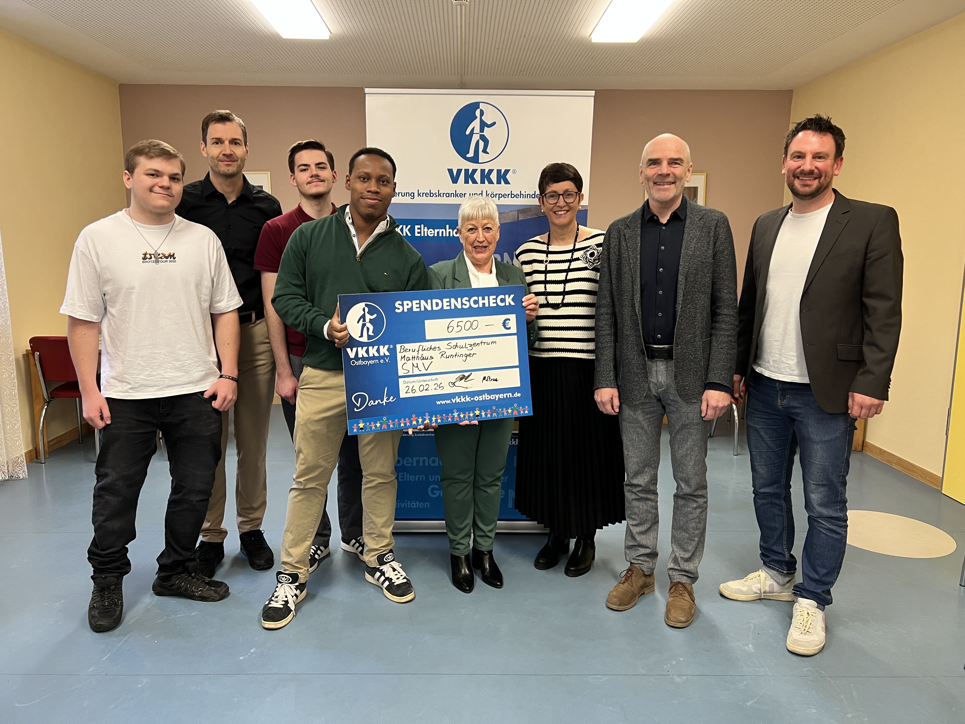 Fotografie – Bildungsreferentin Dr. Sabine Kellner-Mayrhofer (3. v. r.), Schulleiter Manfred Soderer (2. v. r.), Beratungslehrer Martin Rath (r.), VKKK Cäcilia Mischko (Mitte), drei Schülersprecher und stellv. Schulleiter Thomas Roidl (2. v. l.)