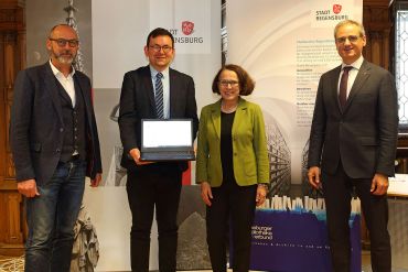 Fotografie:  v. l. n. r.: Dr. Thomas Feuerer (Vorsitzender des Historischen Vereins für Oberpfalz und Regensburg), Stadtarchivar Lorenz Baibl , Oberbürgermeisterin Gertrud Maltz-Schwarzfischer und Kulturreferent Wolfgang Dersch bei der Freischaltung des Online-Archivportals