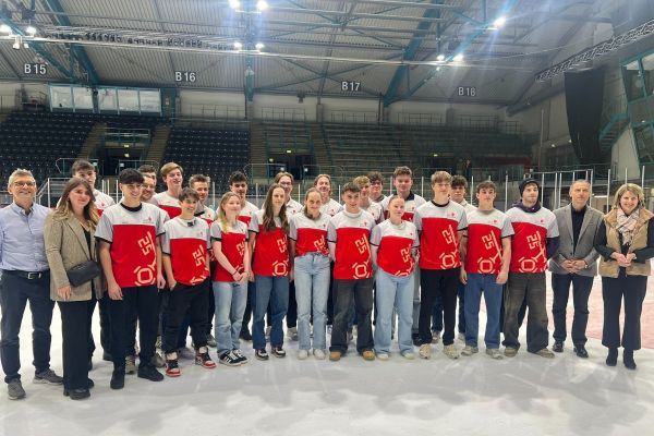 Mitglieder des Team Regensburg präsentieren sich der Öffentlichkeit.