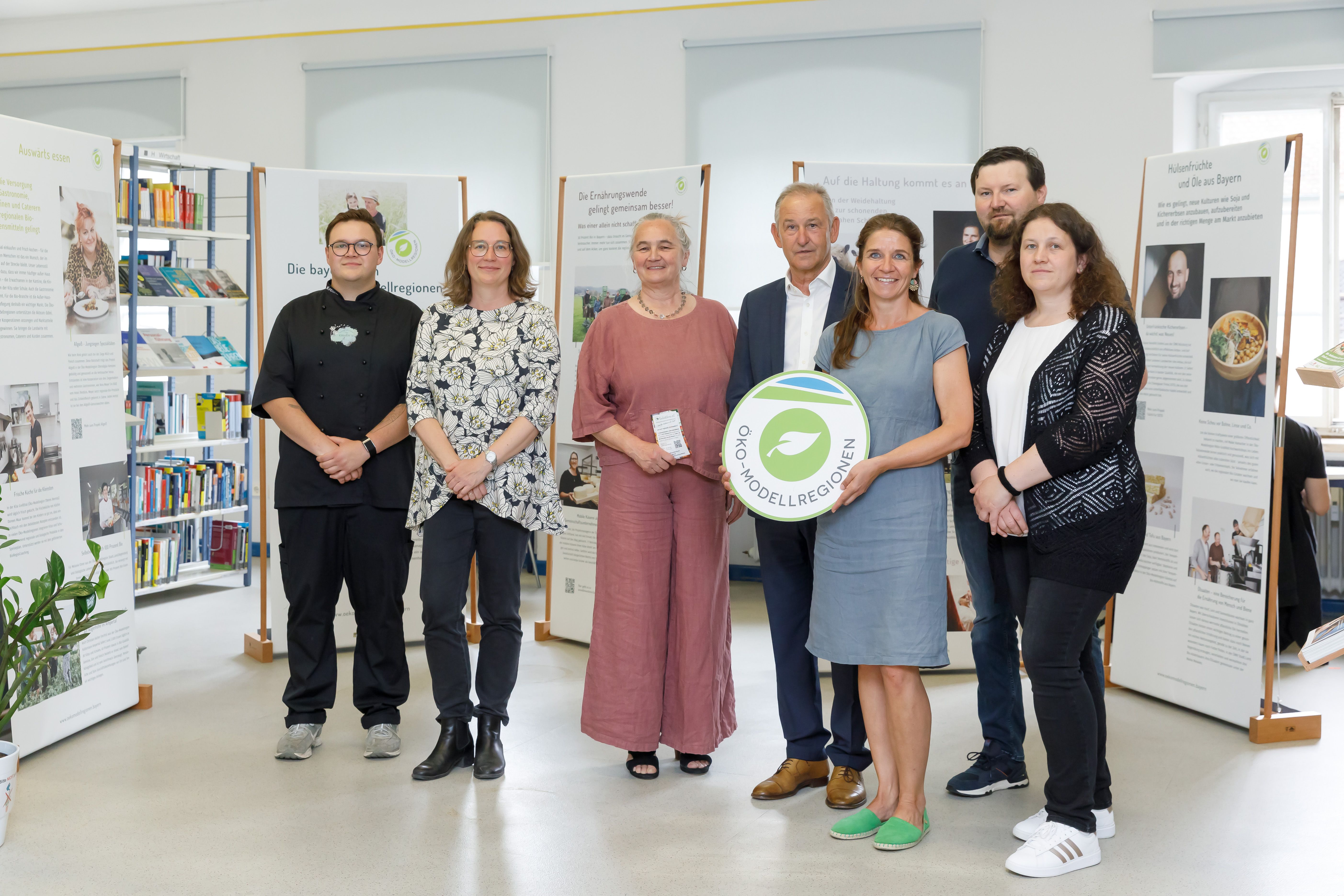 Fotografie – (v.l.n.r.) Florian Krettner (Das Ebner’s – Blumige Bioküche), Dr. Hannaleena Pöhler (Stadt Regensburg, Abteilungsleitung Naturschutz), Judith Kock-Klemm (Vorstandsvorsitzende Radis & Bona eG), Bürgermeister Ludwig Artinger, Elke Oelkers (Stadt Regensburg, Projektleitung ÖMR und Biostadt), Günther und Simone Böhm (Meiwies GmbH) 