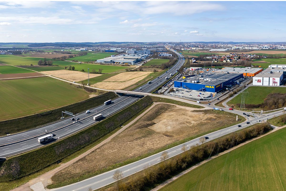 Luftaufnahme - A 3 Richtung Regensburg. Drohnenfoto zur Straßenbaumaßnahme „Verlängerung Leibnizstraße“ mit Brückenbauwerk. 