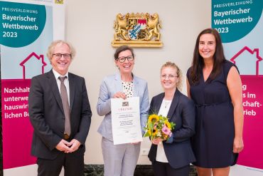 Fotografie: (v. l. n. r.) Dr. Maximilian Wohlgschaft (Bayerisches Staatsministerium für Ernährung, Landwirtschaft und Forsten), Wiebke Buchinger (Geschäftsführerin Regensburg SeniorenStift gemeinnützige GmbH), Christina Scheffczyk (Hauswirtschaftsleitung und Hygienemanagement) und Astrid Günther (Qualitäts- und Datenschutzbeauftragte)