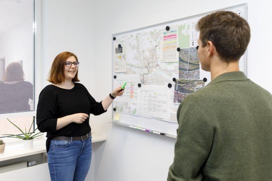 Fotografie: Barbara Meier in einem Gespräch mit einem Kollegen © Bilddokumentation Stadt Regensburg