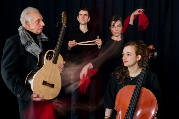 Fotografie: Ensemble mit ihren Instrumenten