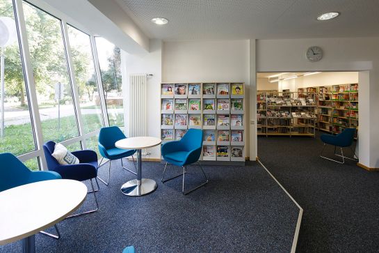 Foto Stadtteilbücherei Ost Leseecke und Bücherregale (C) Andrea Borowski