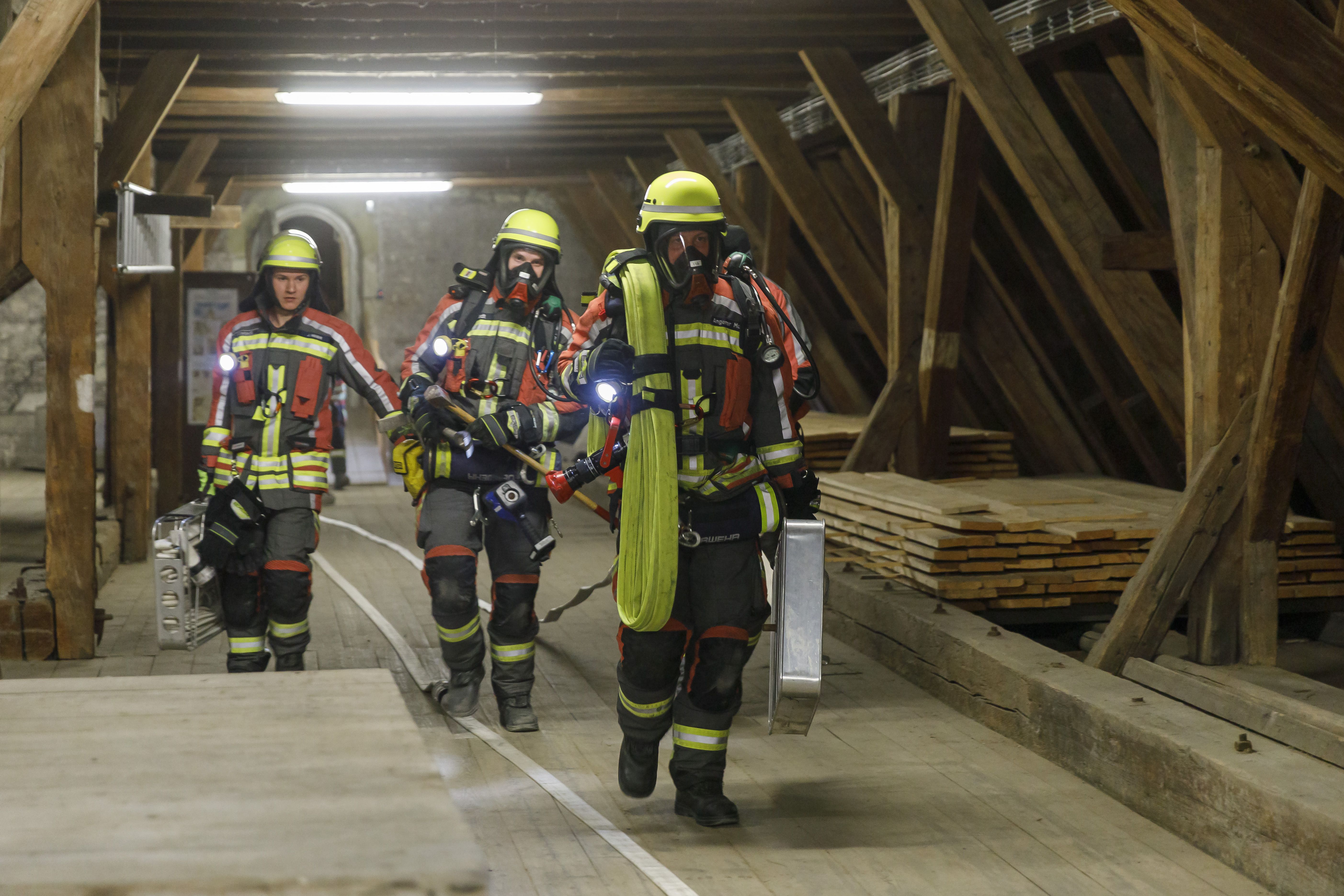 Einsatzkräfte im Dachstuhl