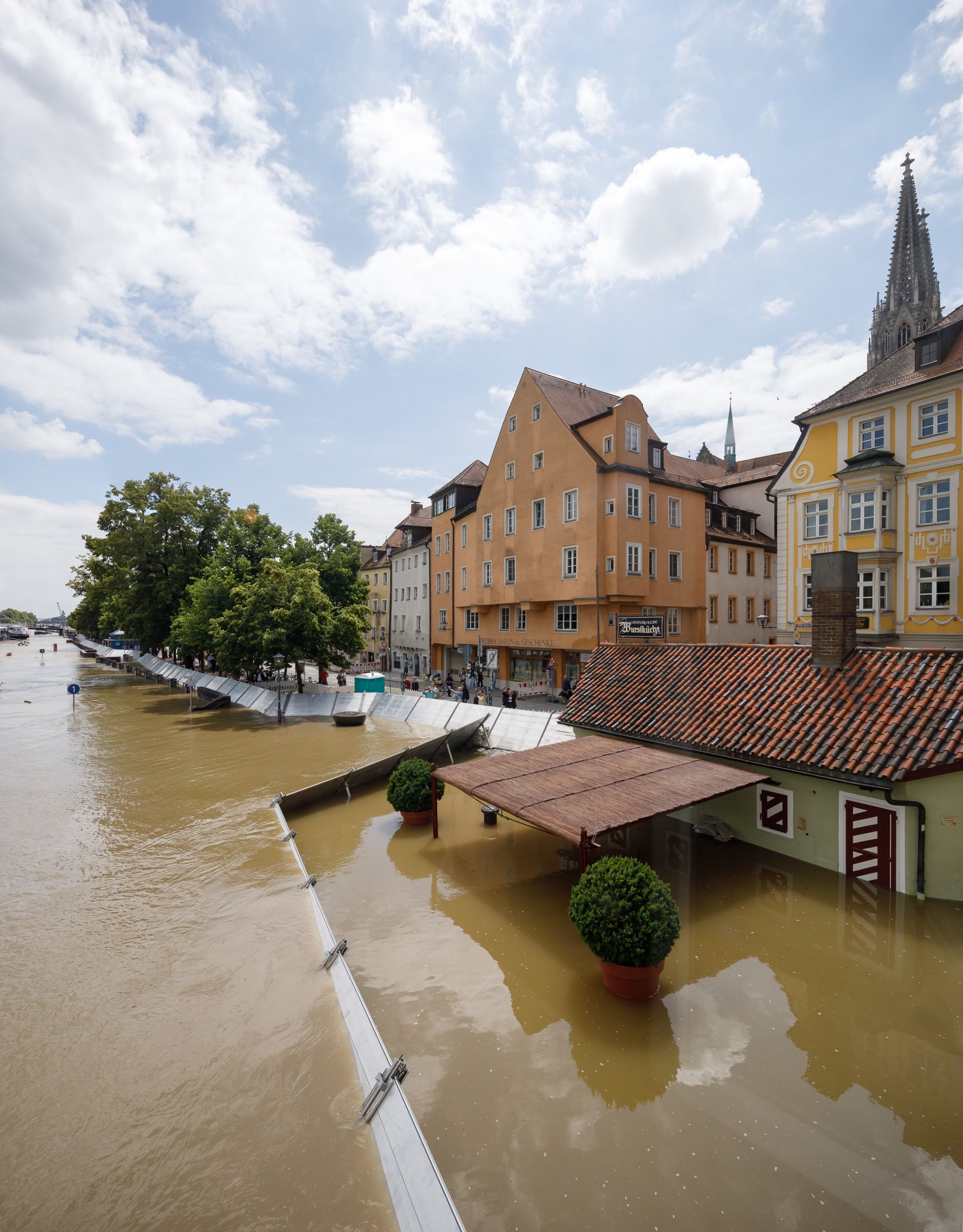 Fotografie: Die mobilen Hochwasserschutzelemente konnten die Wurstkuchl nicht vor den Wassermassen schützen.