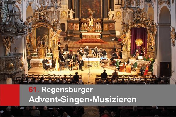 Kultur - Advent -Singen - Musizieren - Personen musizieren in einer Kirche