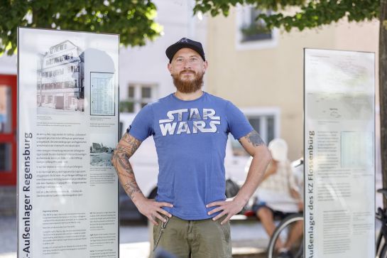 Fotografie: Die Aufarbeitung des Holocaust ist Raphael Birnstiel ein wichtiges Anliegen. (C) Bilddokumentation Stadt Regensburg