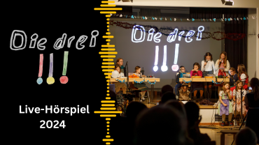 Die drei !!! - Live-Hörspiel 2024 auf schwarzem Untergrund. Daneben ein Bild mit einem Saal und Kindern, die in Mikrofone sprechen