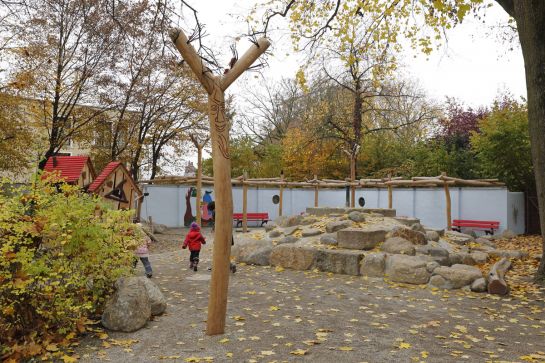 Fotografie: Kleine Kinder spielen im Märchenbereich im Stadtpark.