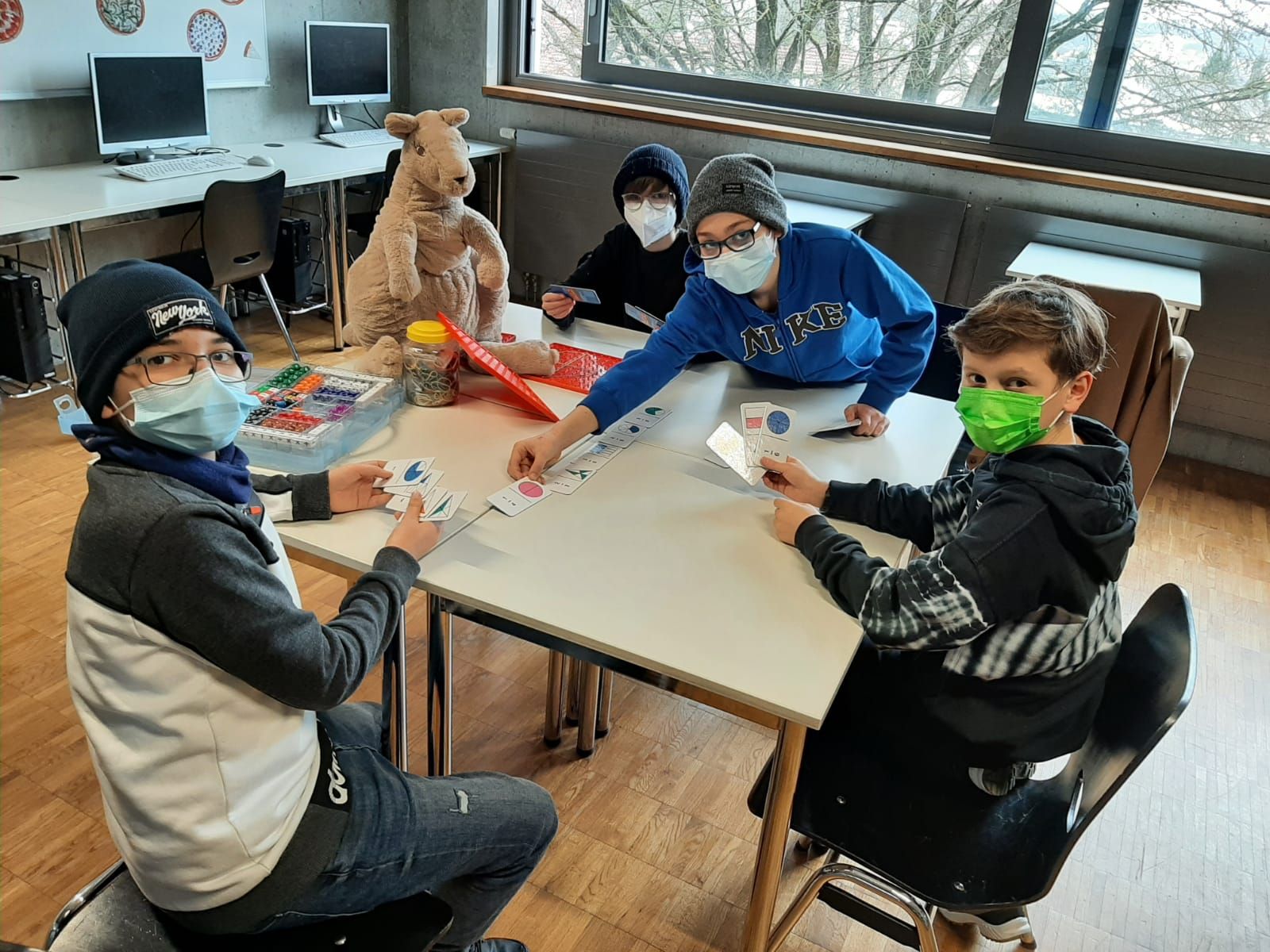 Die Schüler spielen „Mathe-Domino“ für die 6. KLasse. Natürlich darf das Känguru mitspielen ;-)