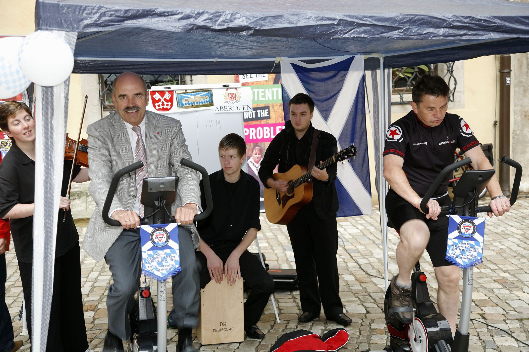 Fotografie: 2010: Der Christliche Verein Junger Menschen (CVJM) und die schottische Partnerorganisation YMCA hatten für eine Wette auf dem Rathausplatz Trimmräder aufgestellt. 