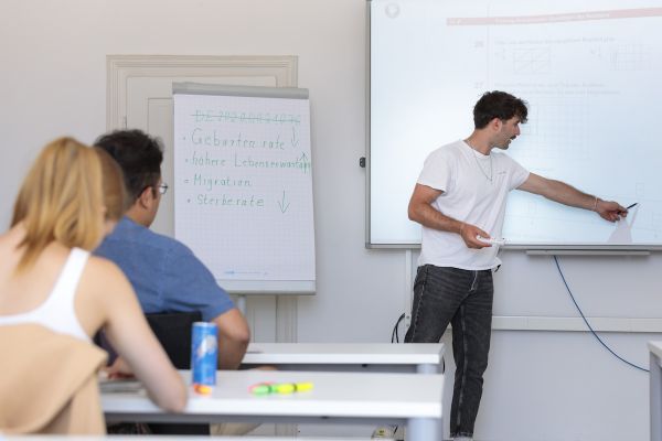 Dozent erklärt Teilnehmern Inhalte