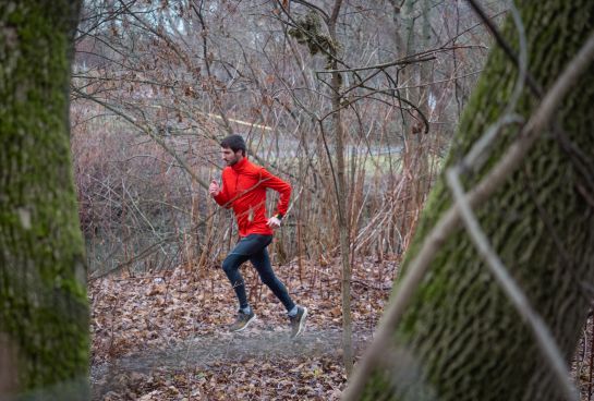 Fotografie: Konstantin Wedel läuft durch den Wald