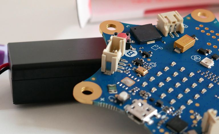Fotografie - Der Calliope mini ist ein Mikrocontroller, der für Bildungszwecke entwickelt wurde und an deutschen Grundschulen eingesetzt wird. Ziel ist es, Schülern ab der dritten Klasse einen spielerischen Einstieg in das Programmieren und algorithmische Denken zu ermöglichen. (C) Andrea Borowski