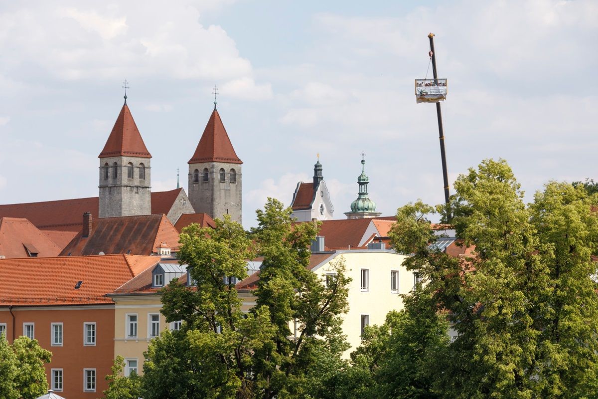 Fotografie – Krankondelaktion über den Dächern von Regensburg