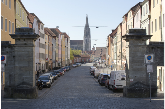 Fotografie: Blick durch Stadtamhof auf Regensburger Altstadt