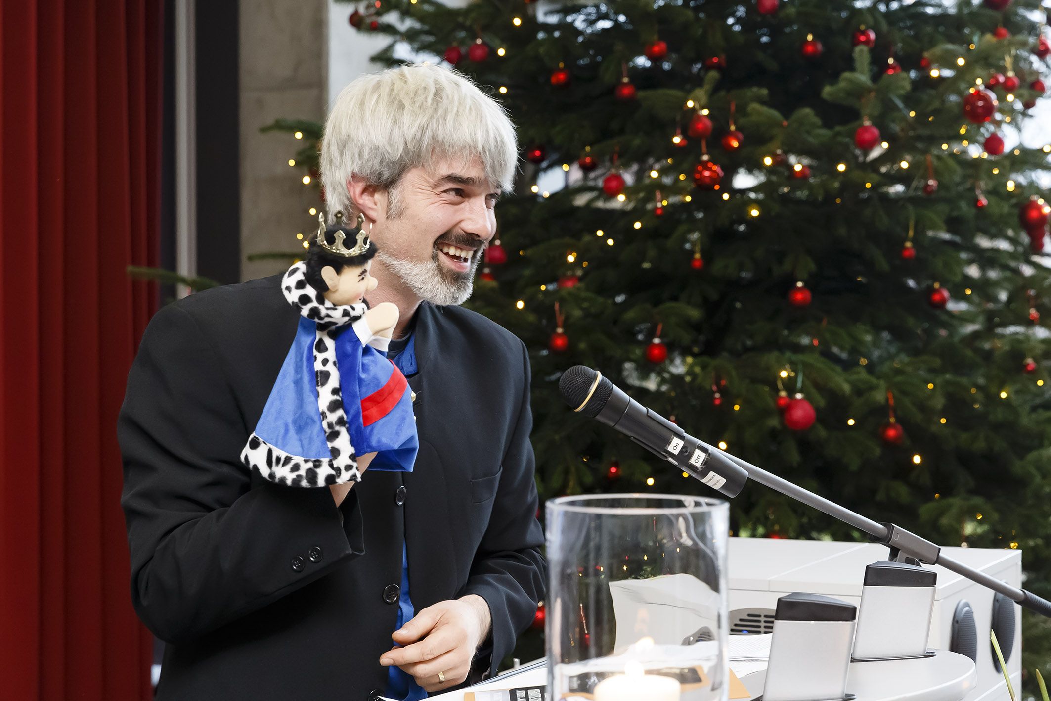 Lehrer mit Sprechpuppe