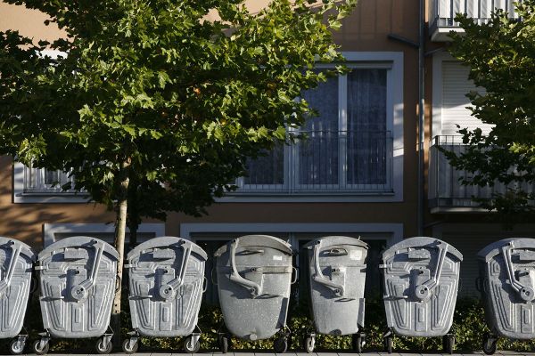 Restmüll- und Papiertonnen