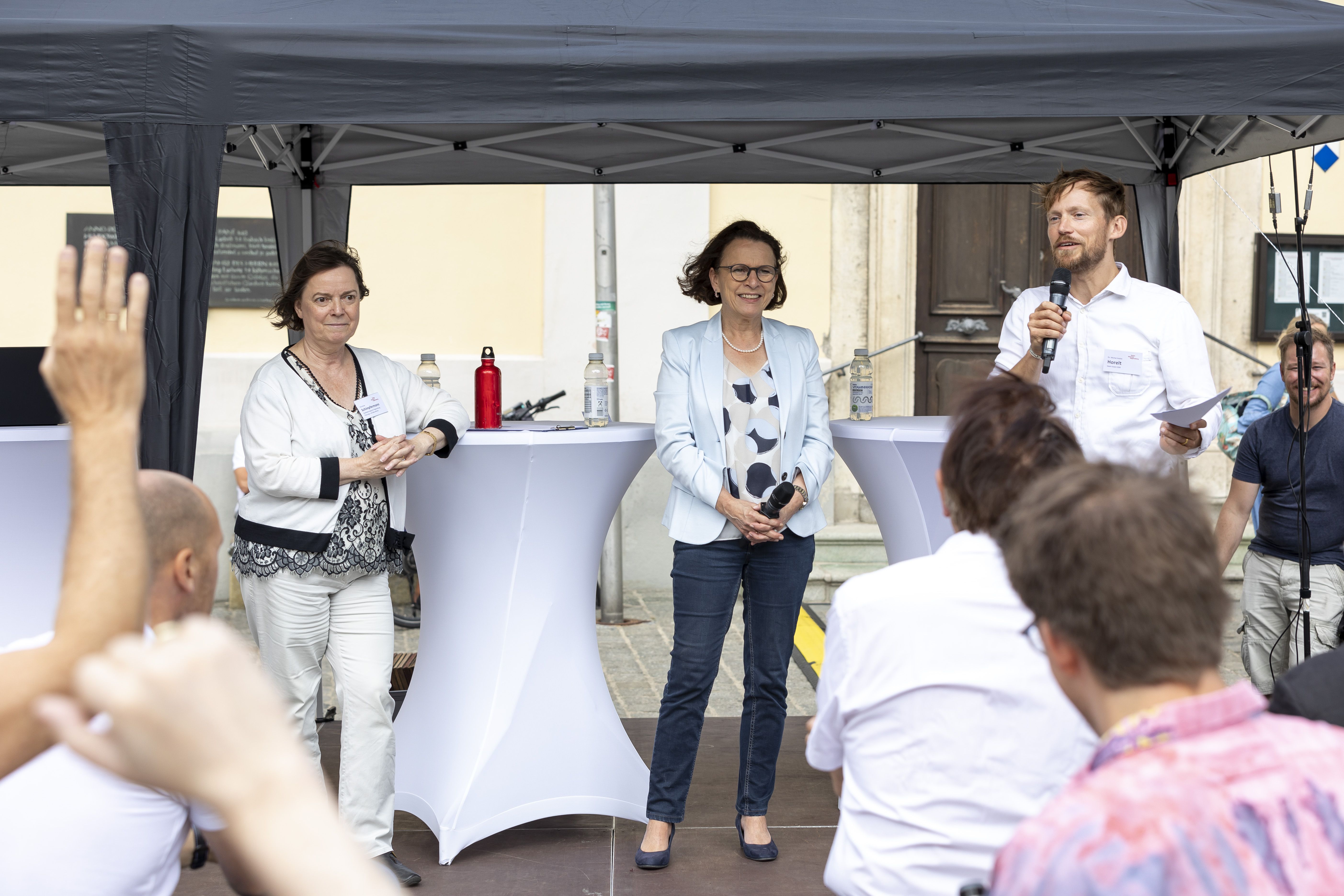 Fotografie: Das Foto zeigt Planungs- und Baureferentin Christine Schimpfermann, Oberbürgermeisterin Gertrud Maltz-Schwarzfischer sowie einen Vertreter der beteiligten Planungsbüros (v. l. n. r.).