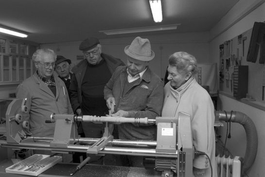 Fotografie: Die damalige Bürgermeisterin Hildegard Anke bei einem Besuch in der Senioren-Werkstatt (C) Bilddokumentation Stadt Regensburg