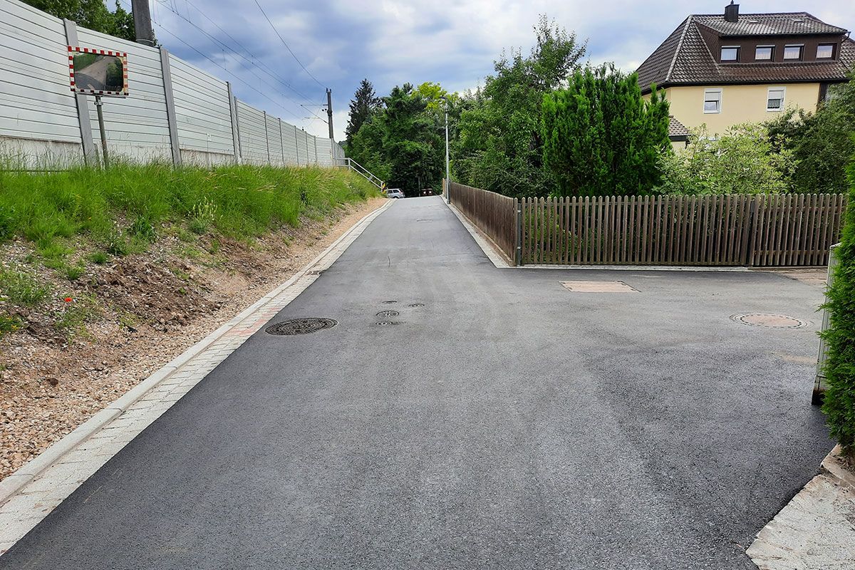 Fotografie - Der fertig gestellte Fährenweg. Er verbindet die Leichtlgasse mit der Prüfeninger Schloßstraße. Zudem
dient er als wichtige Verbindung des städtischen Hauptradroutennetzes nach Sinzing über die Bahnbrücke

