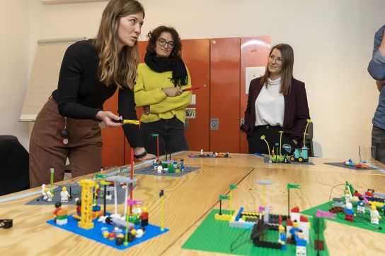 Fotografie: Bei einem Planspiel mit Legosteinen werden kreative Lösungen gesucht. (C) Bilddokumentation Stadt Regensburg
