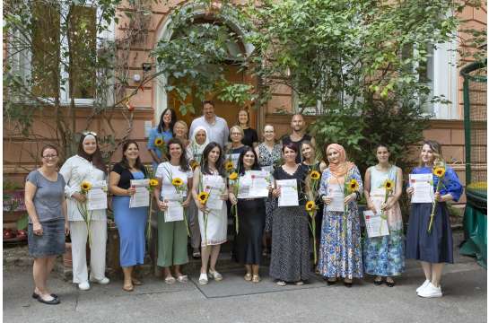 Fotografie: Regina Donhauser von der Volkshochschule der Stadt Regensburg (links) sowie Gabriele Heindl, Holger Loos und Claudia Pilz vom Amt für Tagesbetreuung von Kindern (hintere Reihe von links) freuten sich mit den Absolventinnen und Absolventen über den erfolgreichen Abschluss.